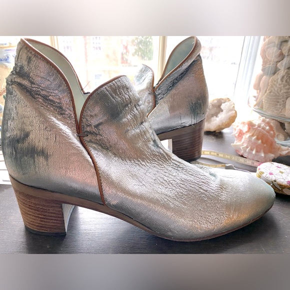 The coolest boots ! A silvery light blue textured goat leather with tan piping. - Picture 1 of 7